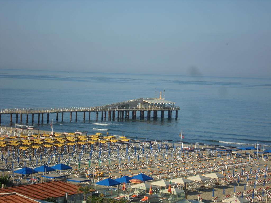 Hotel Margot Lido di Camaiore Buitenkant foto
