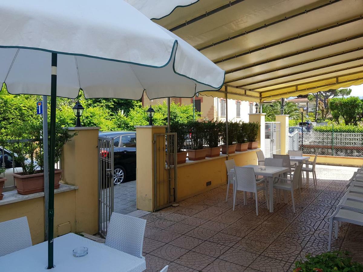Hotel Margot Lido di Camaiore Buitenkant foto
